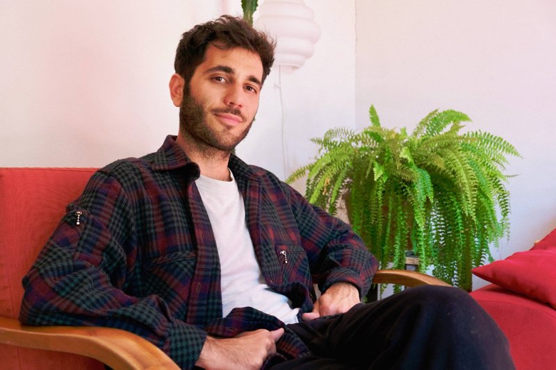 Portrait de Warren, hypnothérapeute, dans son cabinet à Marseille